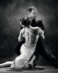 Парень и девушка танцуют танго
