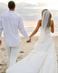 Жених и невеста на пляже со спины