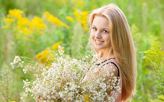 Русская девушка с букетом цветов