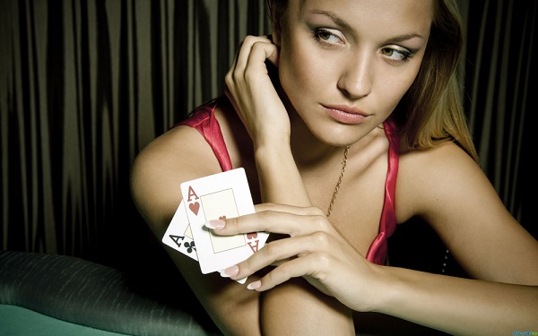Девушка с игральными картами